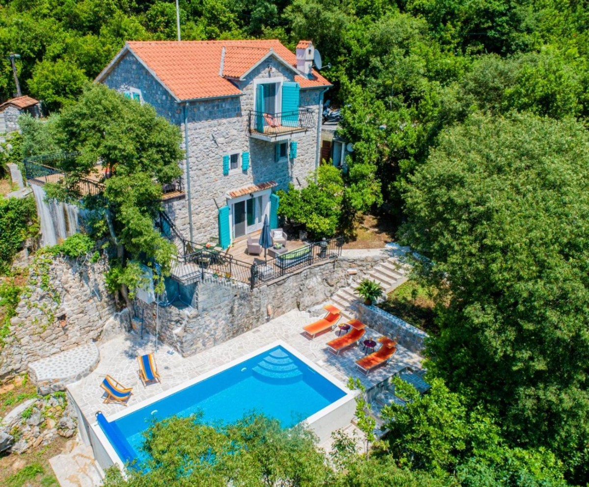 Autentično imanje sa renoviranom kamenom kućom i ruševinama – Luštica, Milovići